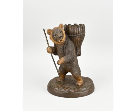 Antique Black Forest bear made of walnut wood, with walking stick and basket. Circa 1900. Dimensions: 31 cm. In good conditio