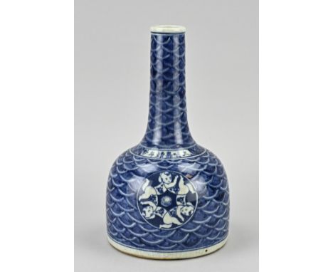 Chinese porcelain pipe vase with crazy decor + text. Dimensions: H 26.4 cm. In good condition.