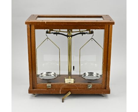 Mahogany pharmacist's scale. Philip Harris Ltd. Birmingham. Circa 1930. Dimensions: 38 x 39 x 20.5 cm. In good condition.