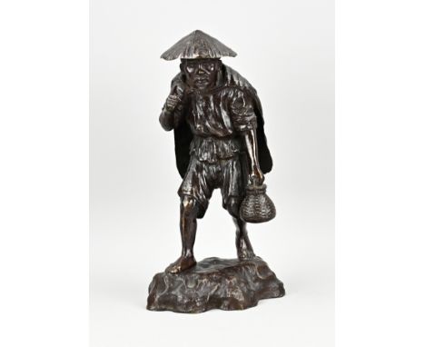 Large Chinese bronze statue of a man with a basket. Circa 1900. Dimensions: H 41 cm. In good condition.