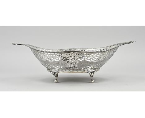 Beautiful silver bread basket, 833/000, oval model, sawn floral decor with 4 peacocks, placed on 4 legs. The basket has 2 hor
