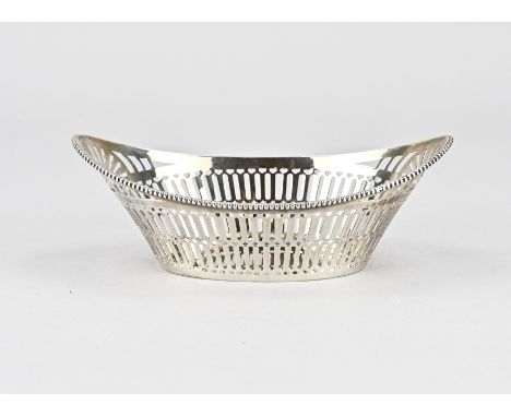 Silver chocolate basket, 925/000, oval sawn model, with bars and diamond decor. Equipped with a pearl edge. 15x9x5cm. approxi