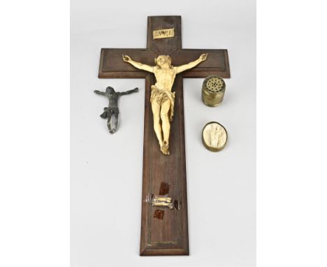 Lot of antique religious etc. 4x including 1x Religious cross + corpus. 1x Corpus Christi made of bronze. 1x Pipe earth plaqu