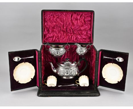 Special travel case with silver tea set, 925/000. Tea set with a tea pot, milk jug and a sugar bowl, oval shaped with floral 