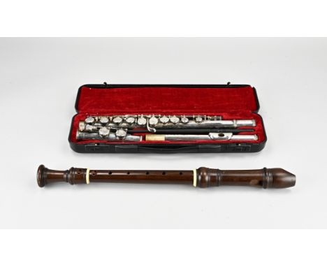 Two instruments. 1x Flute Eurora Classic. 1x Hardwood recorder Moeck. Dimensions: 47.5 cm. In good condition.