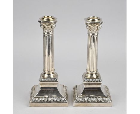 2 Silver candlesticks, 800/000. Candlestick on a square base with an edge of acanthus leaves. The candlestick has a Corinthia