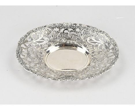 Silver bowl, 833/000, oval sawn model with floral and bird pattern. 20x15x3cm. with engraving on the bottom: 1913-June 3, 193
