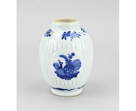 Chinese porcelain tea caddy with valuables decor + text. Six character bottom mark. Dimensions: H 14 cm. In good condition.