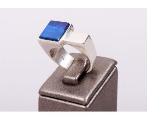 Modernist-Ring, 835er Silber, 2. Hälfte 20.Jh. in kantiger Form mit quadratischer Platte aus Lapislazuli, 10,24g, RG 56, Trag