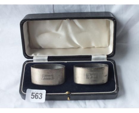 Heavy pair of oval engine-turned napkin rings in box - B'ham 1948 - 98gms