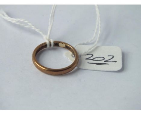 A wedding band in 9ct - size K 