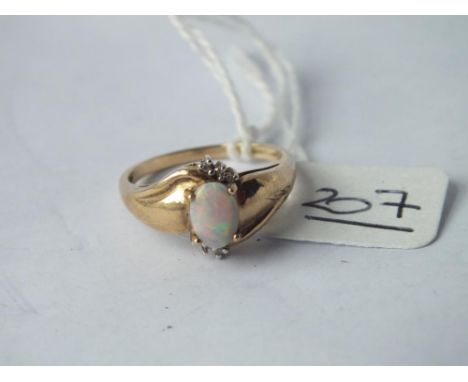 A opal single stone ring in 9ct - size N - 2.7gms