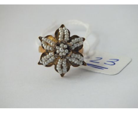 A star shaped seed pearl ring set in 18ct - size M - 2.9gms