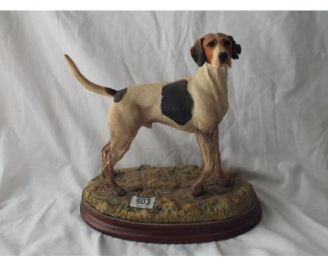 A border fine arts model of a fox hound by M. Turner - 10" wide 