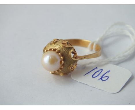 A gold pearl solitaire ring in gold  - size Q - 3.9gms