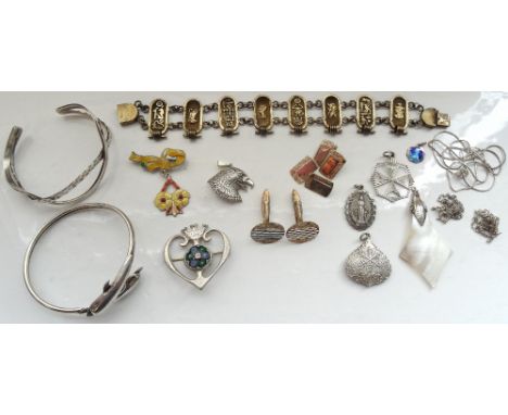 GOOD SELECTION OF SILVER JEWELLERYincluding an unmarked silver gilt bracelet, the panel links decorated with hieroglyphs and 