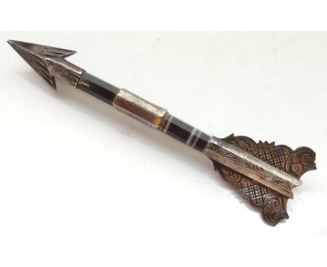 SCOTTISH AGATE AND UNMARKED SILVER KILT PINin the form of an arrow, 9cm long