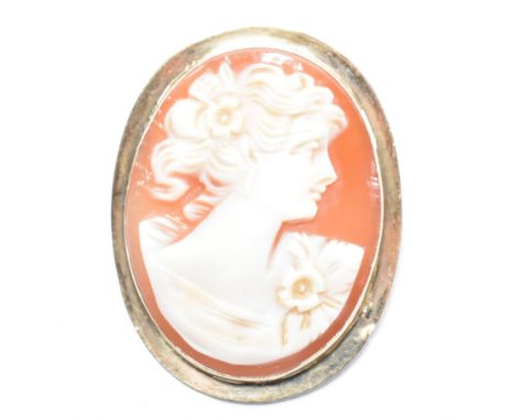 An Italian hallmarked 9ct gold shell cameo brooch pin. The 9ct gold brooch pin having an oval shell cameo with profile of a m