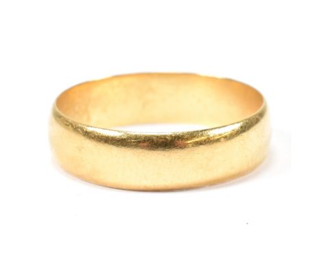 A hallmarked 18ct gold band ring. The 18ct yellow gold band ring hallmarked for Sheffield, 1981. Sponsor's mark CG&amp;S. Siz