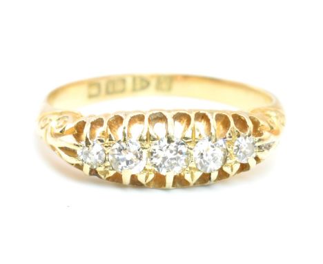 An Edwardian hallmarked 18ct gold and diamond five stone gypsy ring. The 18ct yellow gold ring set with five graduating old c