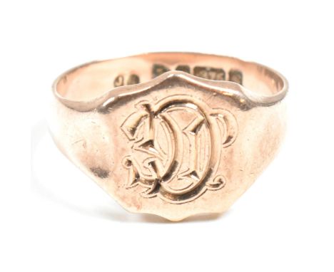 An Edwardian hallmarked 9ct gold shield signet ring. The 9ct rose gold shield signet ring having a cartouche monogrammed with
