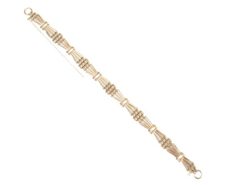 A hallmarked 9ct gold gate link bracelet AF. The hallmarked 9ct gold gate link bracelet hallmarked for Sheffield, 1990. Spons