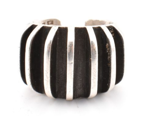 A hallmarked silver Anna Greta Eker Norwegian Modernist ring. The Anna Greta Eker sterling silver open ring having a Modernis
