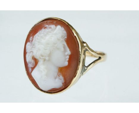 Cameo 18ct yellow gold ring, the oval cameo depicting female profile, rubover set, v shaped shoulders, ring size R 