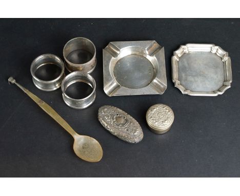 Collection of silver to include three silver napkin rings, silver lidden trinket box, silver ashtray, a small silver card tra