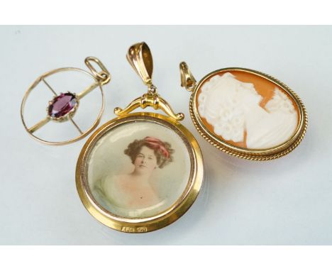 9ct yellow and rose gold portrait pendant fob, glazed panel verso, diameter approx 3cm; together with a garnet 9ct rose gold 