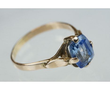 Sapphire unmarked yellow gold ring, the cushion cut blue sapphire measuring approx 8.5mm x 7.0mm, four claw setting, ring siz