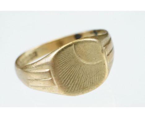 9ct yellow gold Gents signet ring, engraved sunburst decoration, head dimensions approx 12mm x 12mm, ring size W 