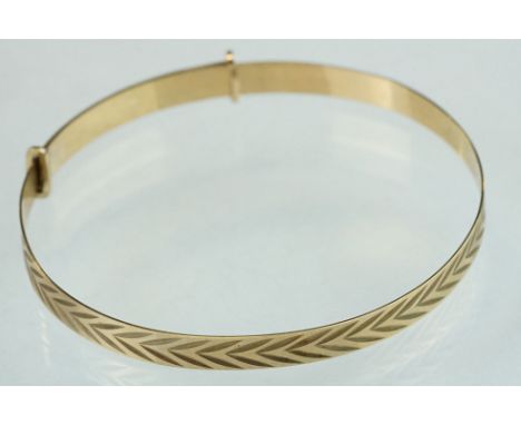 9ct yellow gold Christening bangle, engraved stylised foliate decoration, width approx 5mm 