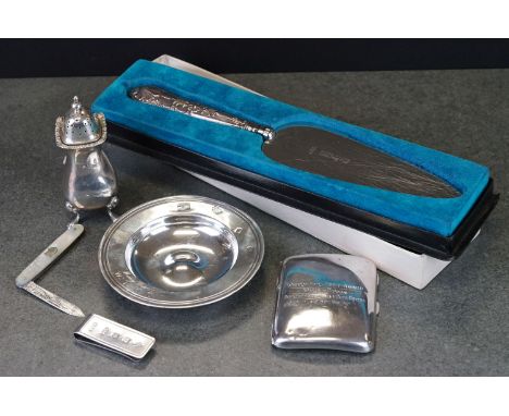 Group of silver items to include a George V silver cigarette case, early 20th century silver pepperette, silver ashtray, silv