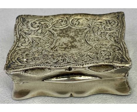 EDWARDIAN RECTANGULAR SILVER SNUFF BOX with serpentine outline, the cover engraved with scrolls and with vacant cartouche, Bi