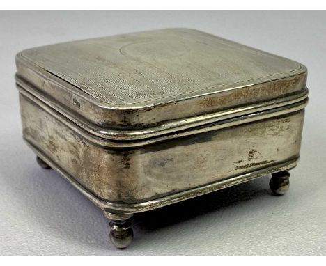 GEORGE V SILVER SQUARE RING BOX, engine turned decoration to the hinged cover, on four ball feet, Chester 1911, makers Saunde