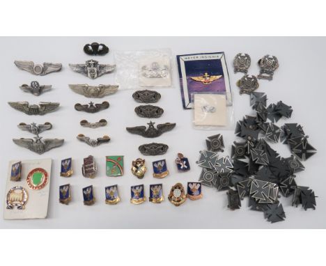 87 x American Qualification Badgespost war examples including white metal Senior Aircrew wings ... White metal Observer wing 