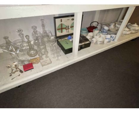 Sirram picnic hamper, Villeroy &amp; Boch pottery, glass, part tea and dinner wares, etc.