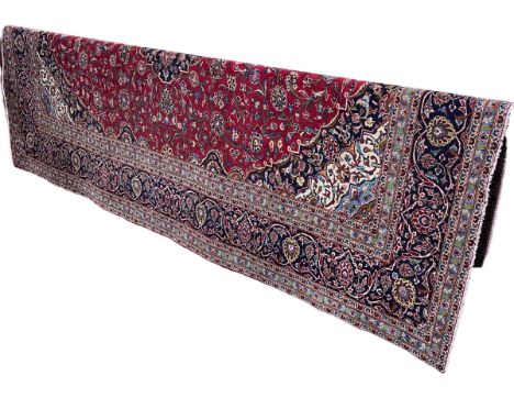 Fine hand knotted Persian Keshan carpet 3.95 by 2.92.