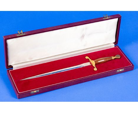 Stilvoller Dolch in Präsentschatulle, die ungeschliffene Stahlklinge bez.: "BEI APPOINTEMENT WILKINSON SWORD LONDON MADE IN E