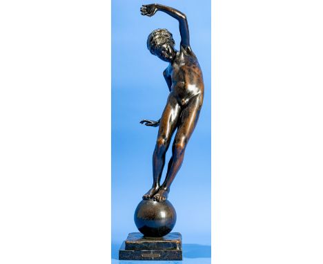 "Balancierender Knabe". Dunkelbraun patinierte Bronze eines auf einer Kugel/einem Ball balancierenden nackten Knaben, in voll