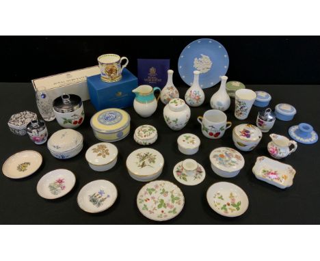 Wedgwood Wild Strawberrt trinket dishes and boxes;  Wedgwood Jasperware;  Royal Crown Derby Posies jug;  trinket dish;  Royal