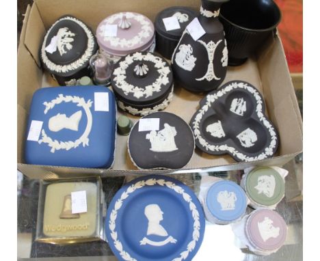 A small selection of Wedgwood ceramic wares to include lidded pin dishes etc