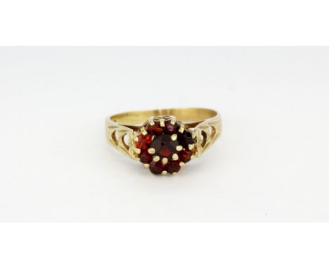 A 9ct yellow gold garnet set cluster ring (N).