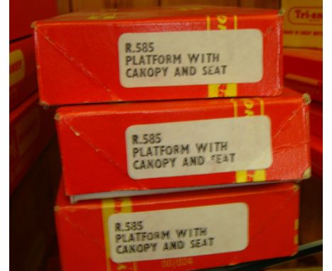 Hornby 00 Guage boxed 3 x R.585 platform with canopy & seat