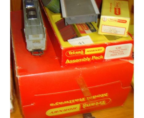 Hornby 00 Guage boxed R.385 operating crane truck & match truck, RT 405 coloured light signal set, R.576 tunnel, 