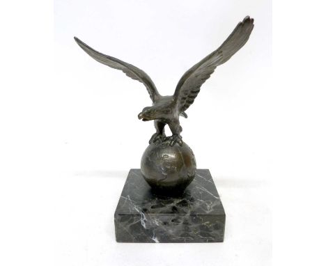 Metal model of a globe with eagle with outstretched wings, on square shaped onyx base