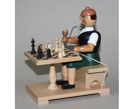 Europa. Deutschland. Erzgebirge. Räuchermännchen aus Holz - Ein Herr am Schachtisch. Figur aus Holz. Erzgebirgische Volkskuns