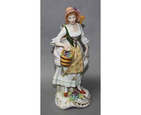 Porzellan. Sitzendorf. Junges Mädchen bei der Weinlese. Polychrome Porzellanfigur in ländlicher Tracht. Auf der Unterseite mi