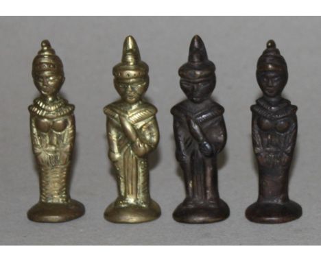 Asien. Indonesien. Schachfiguren aus Metall, beide Parteien sind gleich und tragen historische Nationaltracht. Die eine Parte